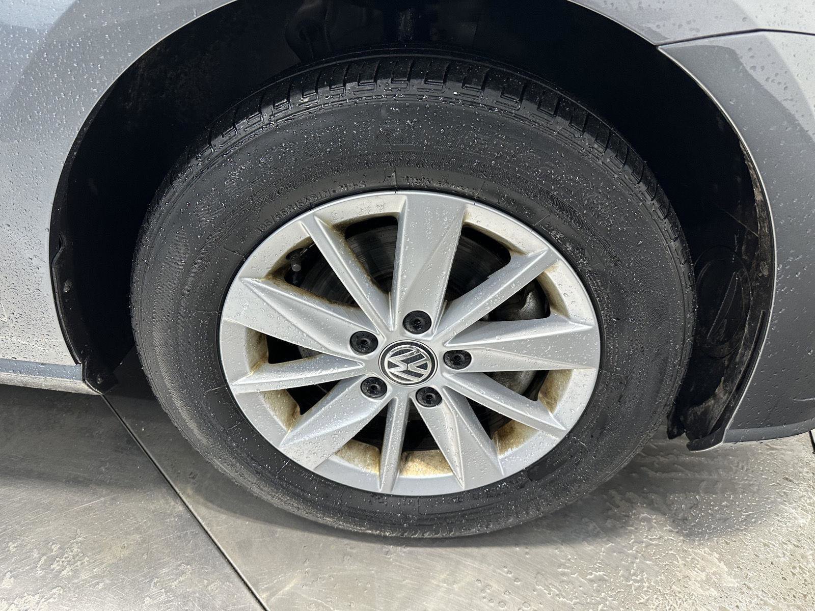 Used 2019 Volkswagen Golf S image 11