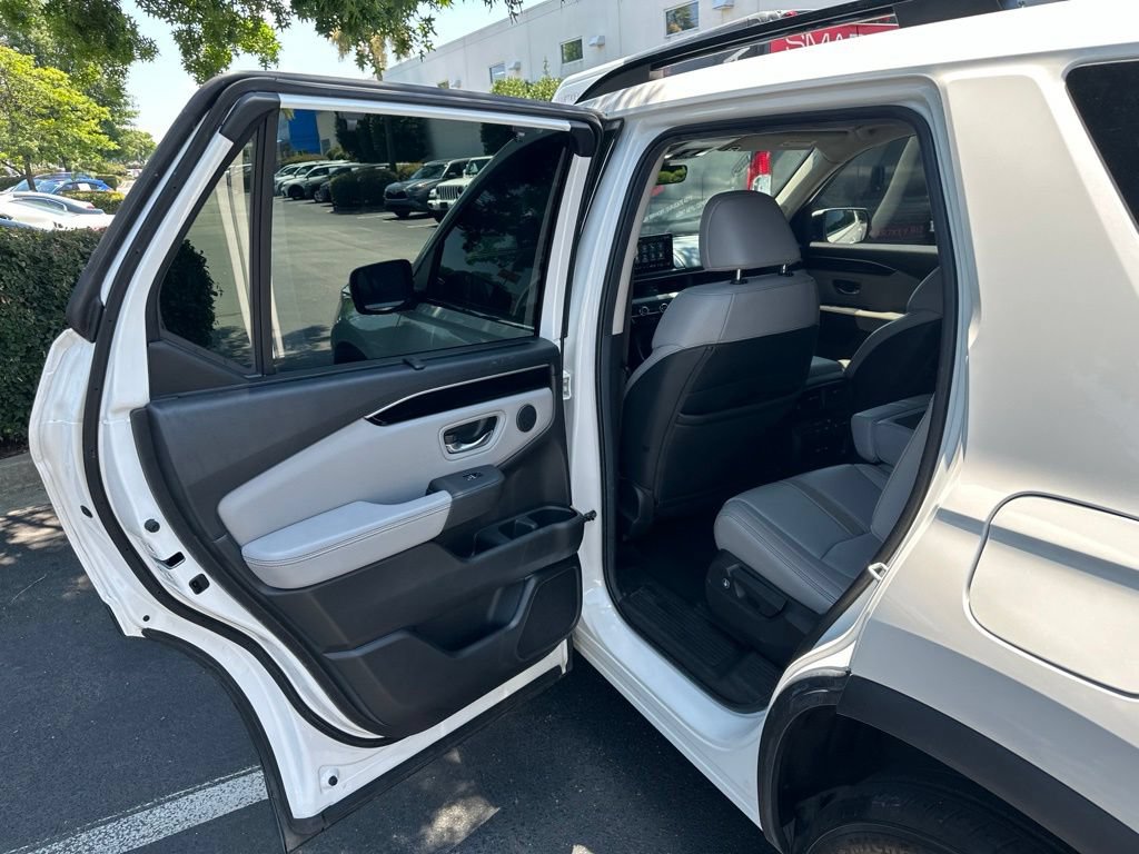 Certified 2025 Honda Pilot Touring image 11