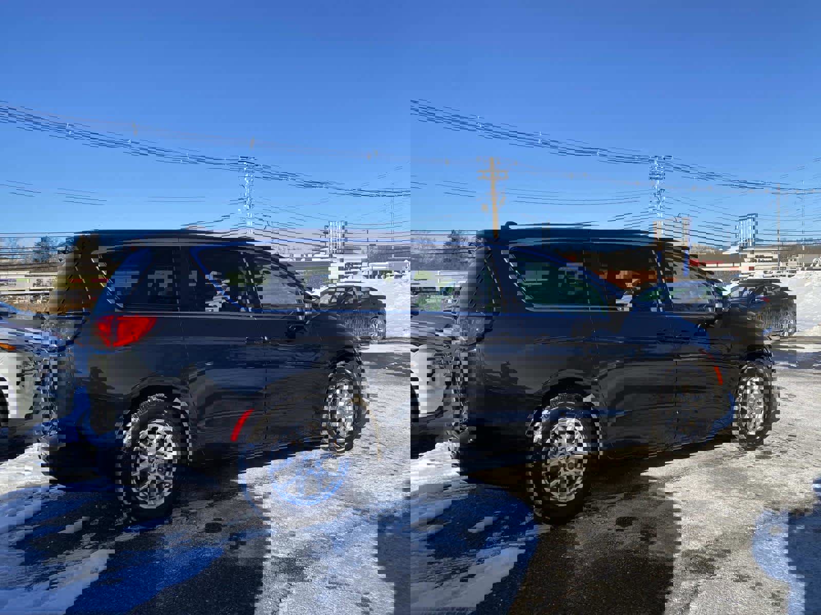 Certified 2022 Chrysler Voyager LX image 3