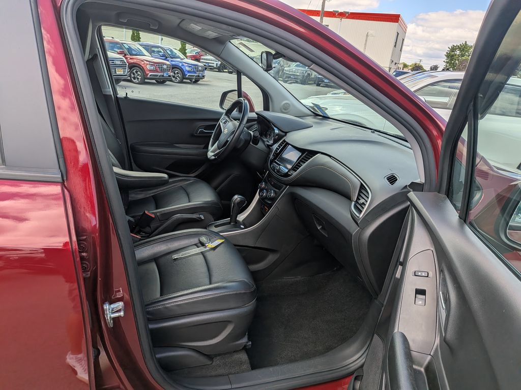 Used 2021 Chevrolet Trax LT w/ Premium Seat Package AWD/4WD image 35
