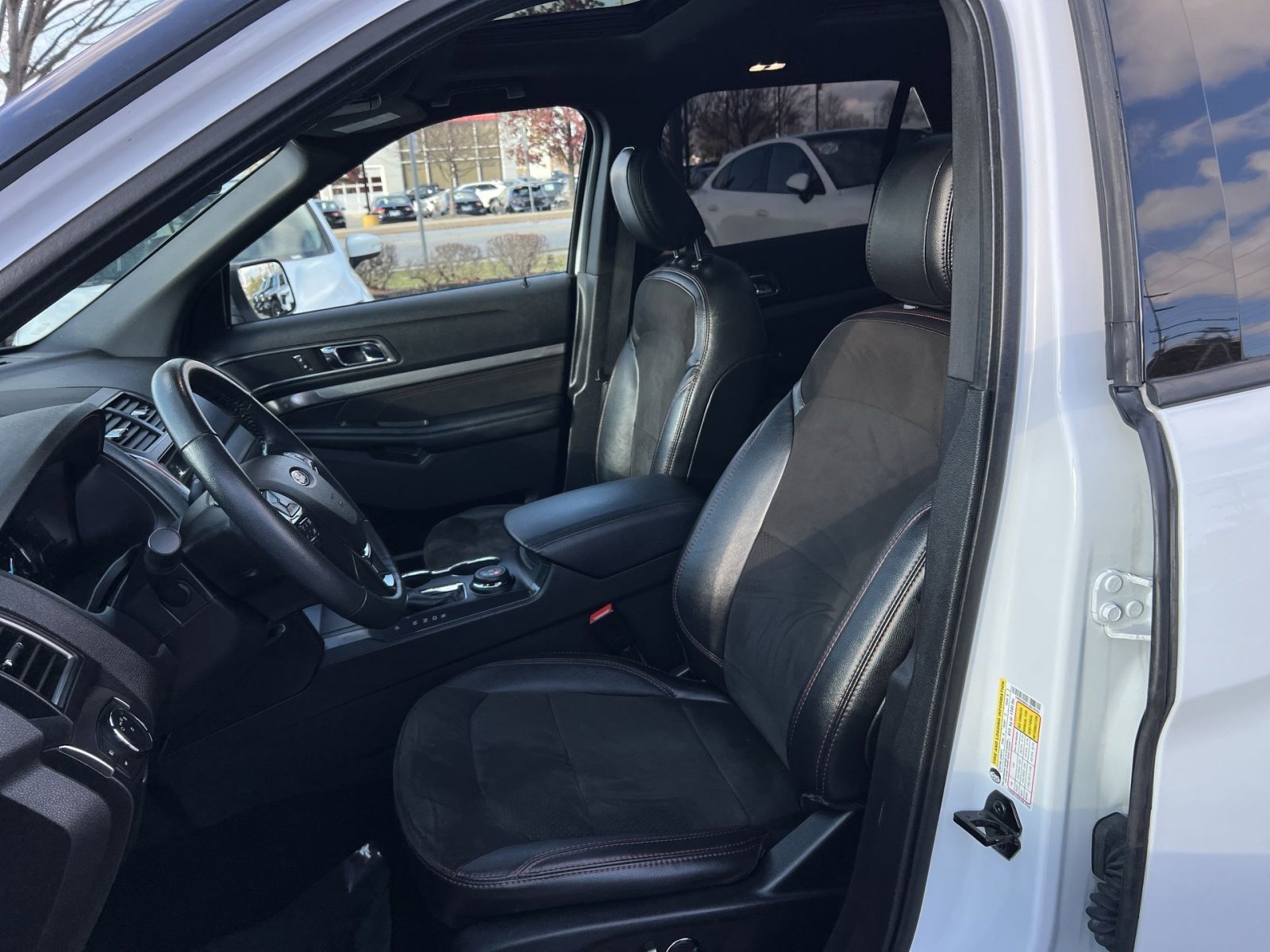 Used 2018 Ford Explorer XLT w/ Equipment Group 202A image 13