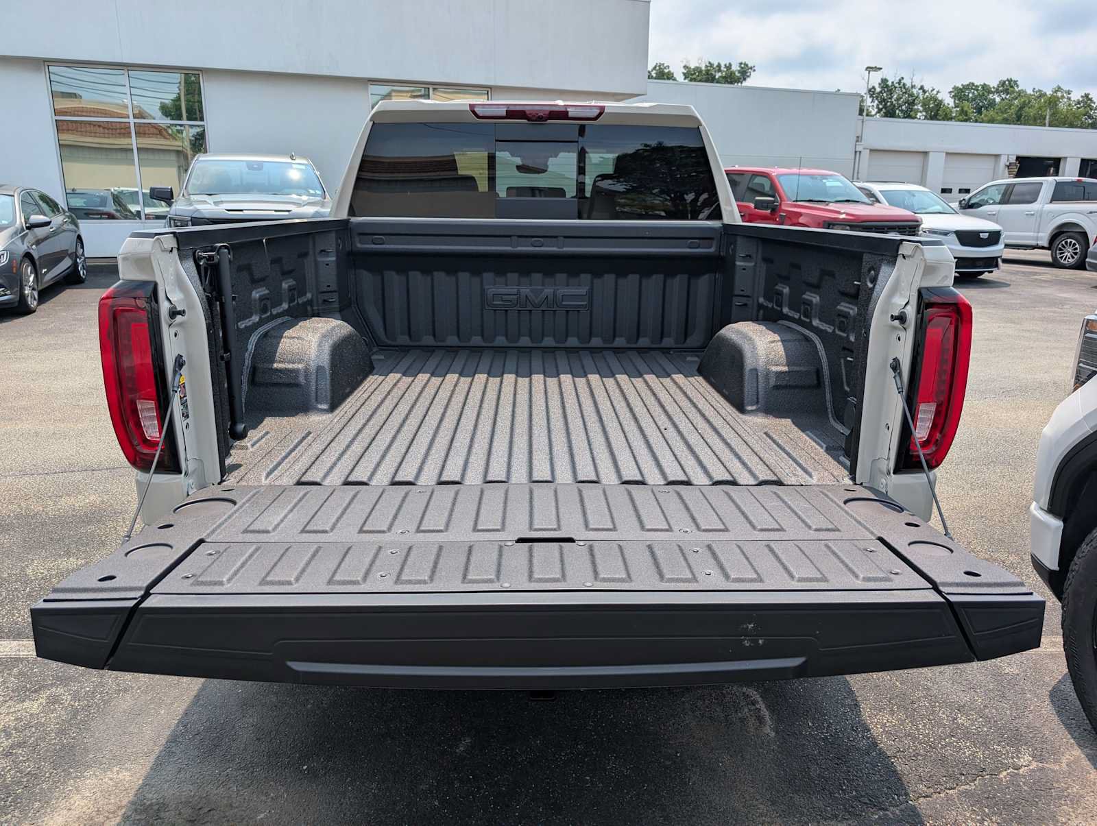 New 2026 GMC Sierra 1500 Denali w/ Technology Package AWD/4WD image 8