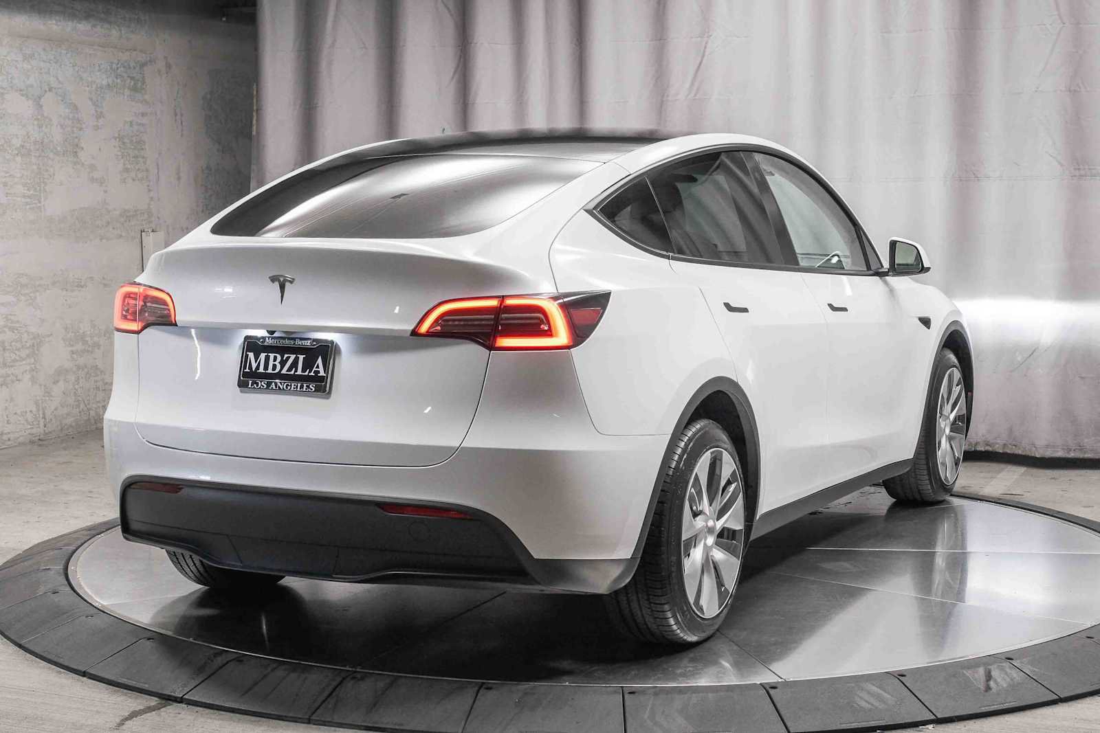 Used 2023 Tesla Model Y AWD image 4