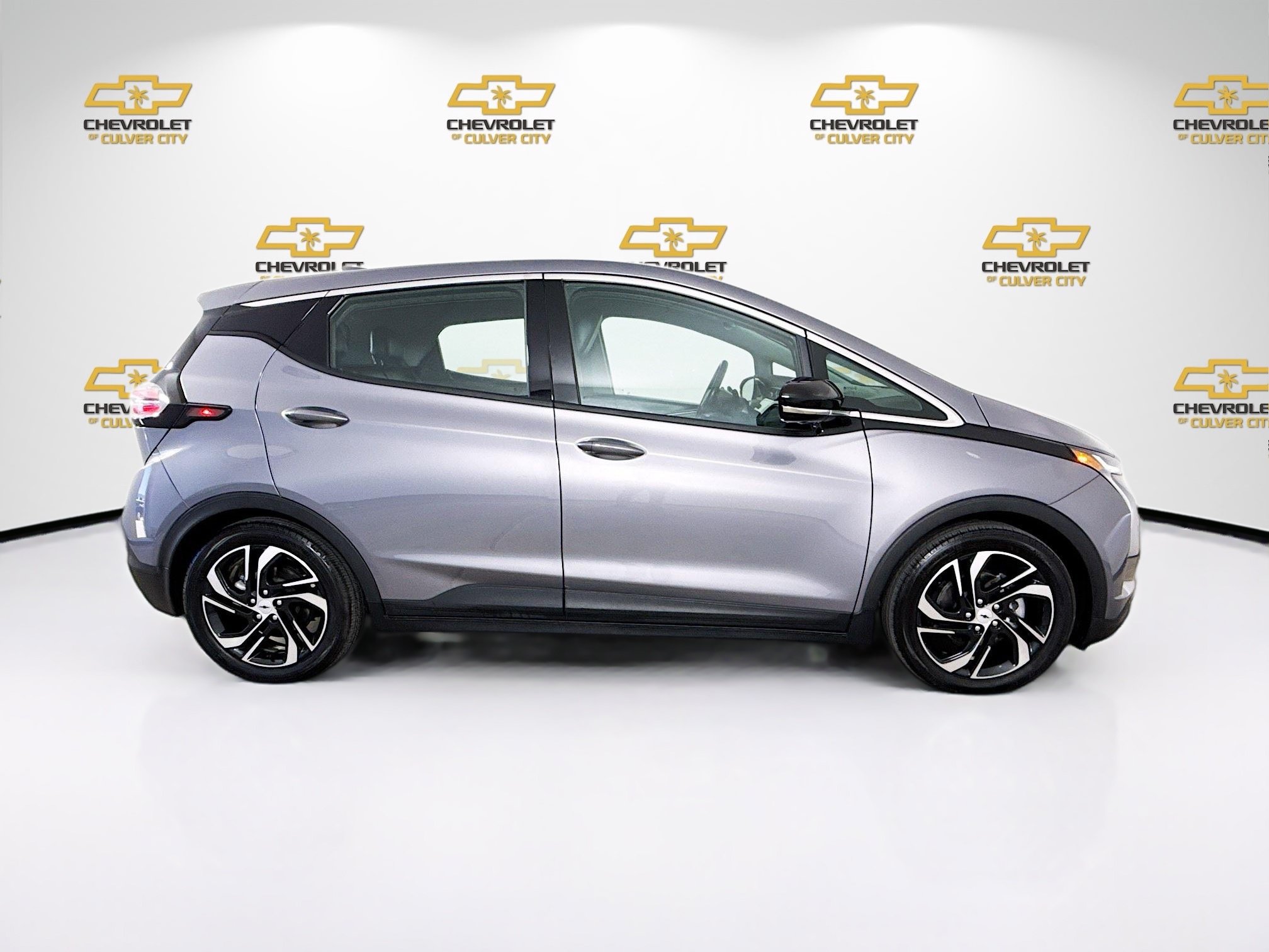 Used 2023 Chevrolet Bolt LT w/ Infotainment Package FWD image 8