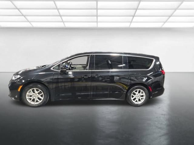 Used 2023 Chrysler Pacifica Touring-L FWD image 7