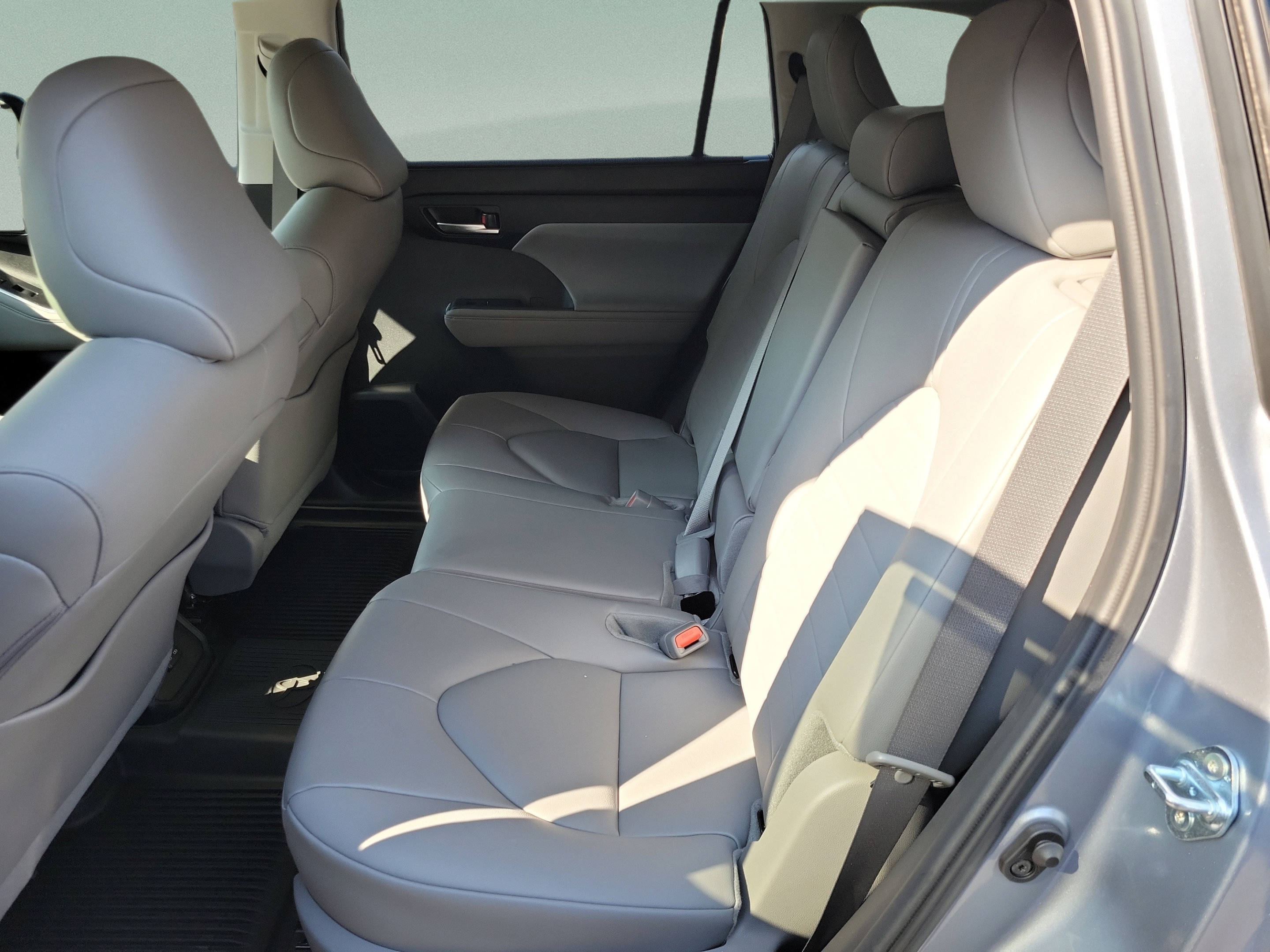 Used 2024 Toyota Highlander XLE FWD image 23