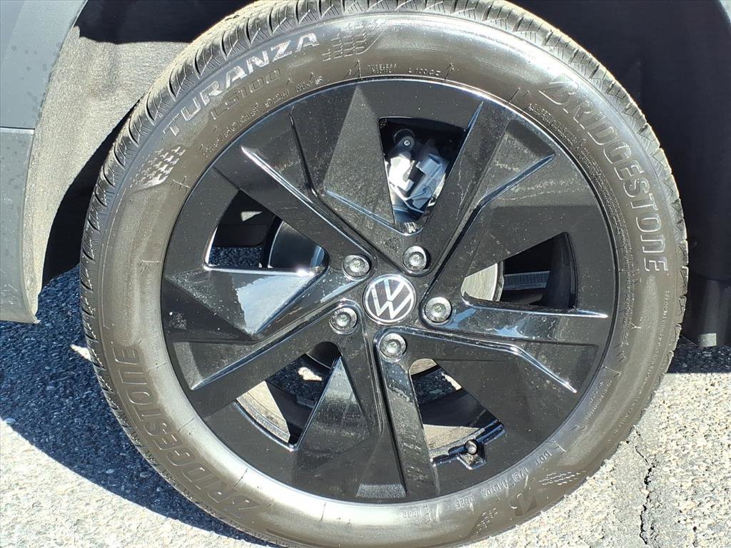 New 2026 Volkswagen Taos SE image 9