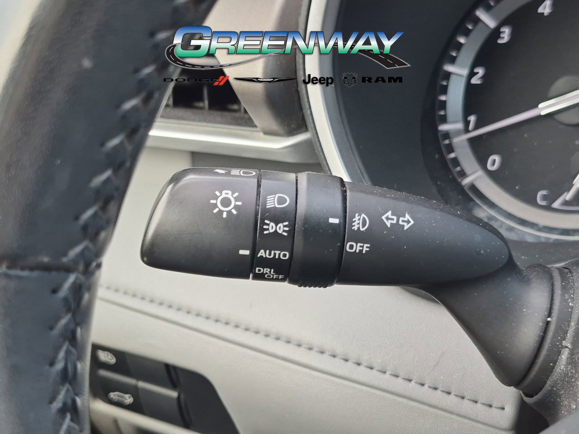 Used 2020 Toyota Highlander XLE FWD image 19