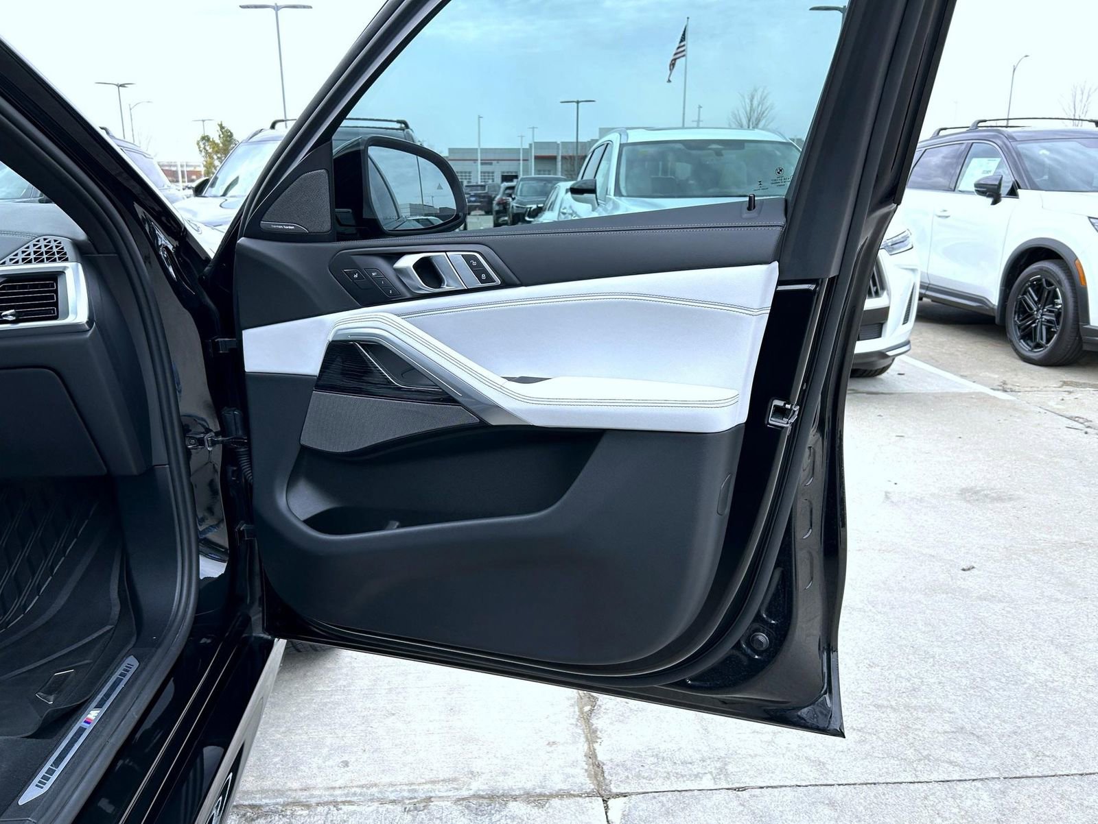 Used 2024 BMW X6 xDrive40i w/ Premium Package image 16