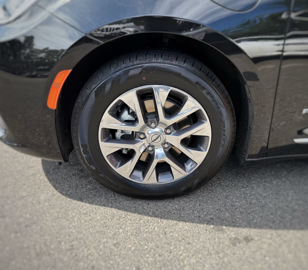 Used 2023 Chrysler Pacifica Pinnacle FWD image 18
