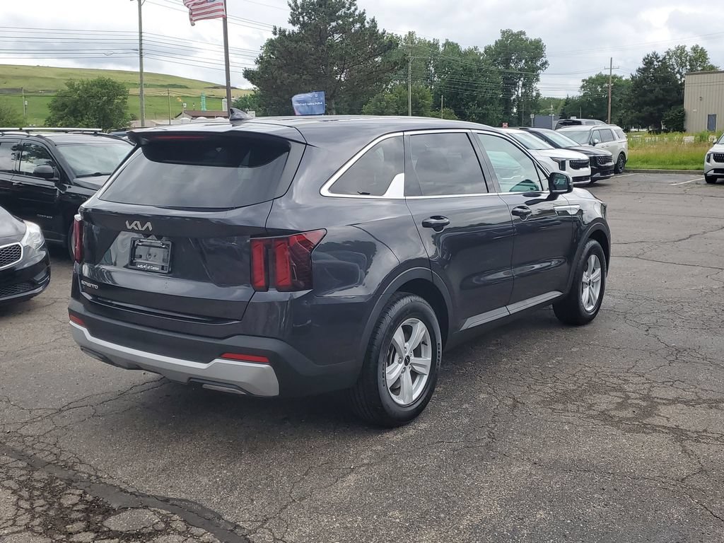 Certified 2025 Kia Sorento LX FWD image 5