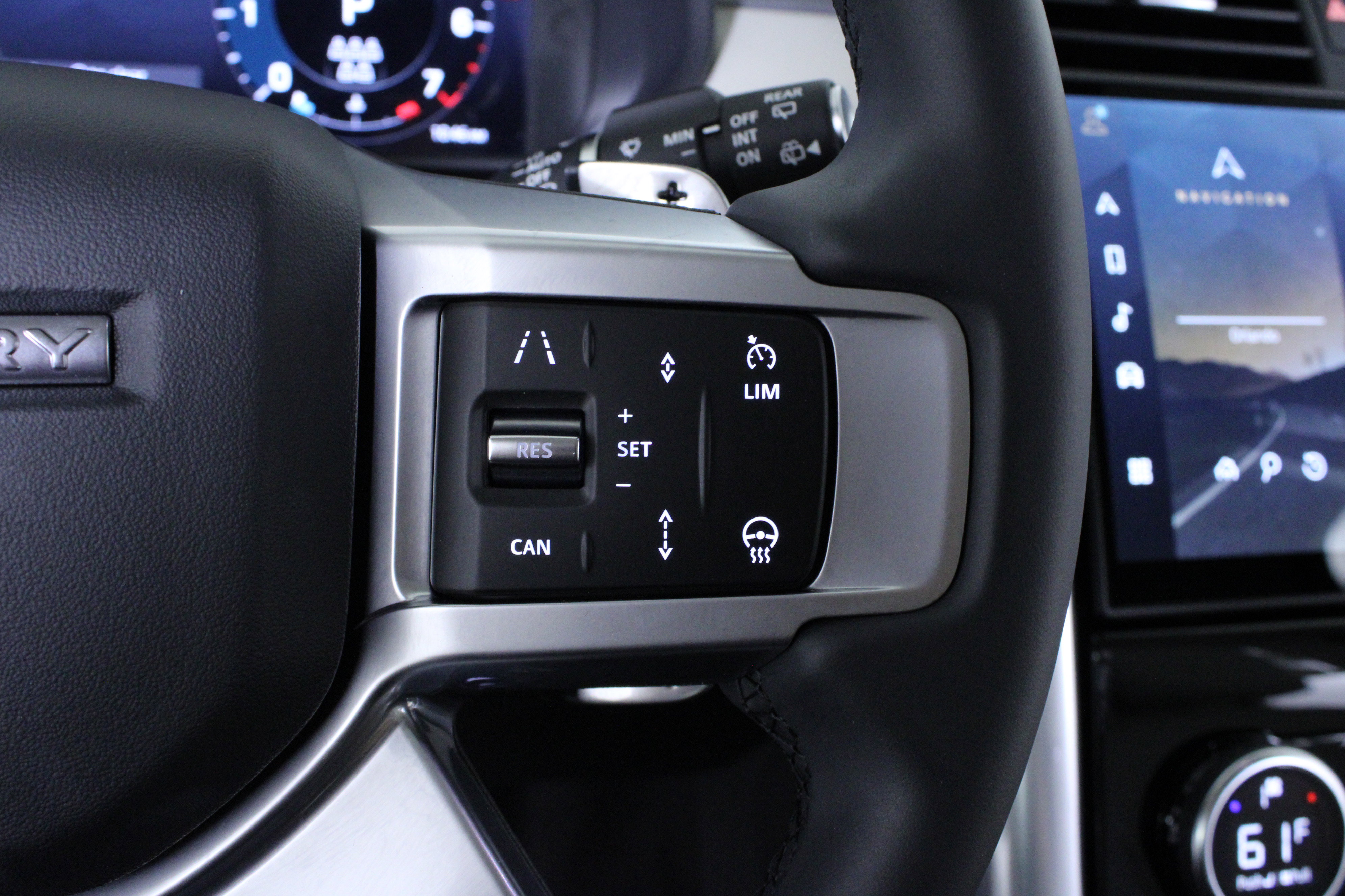 Used 2025 Land Rover Discovery Dynamic SE AWD/4WD image 23