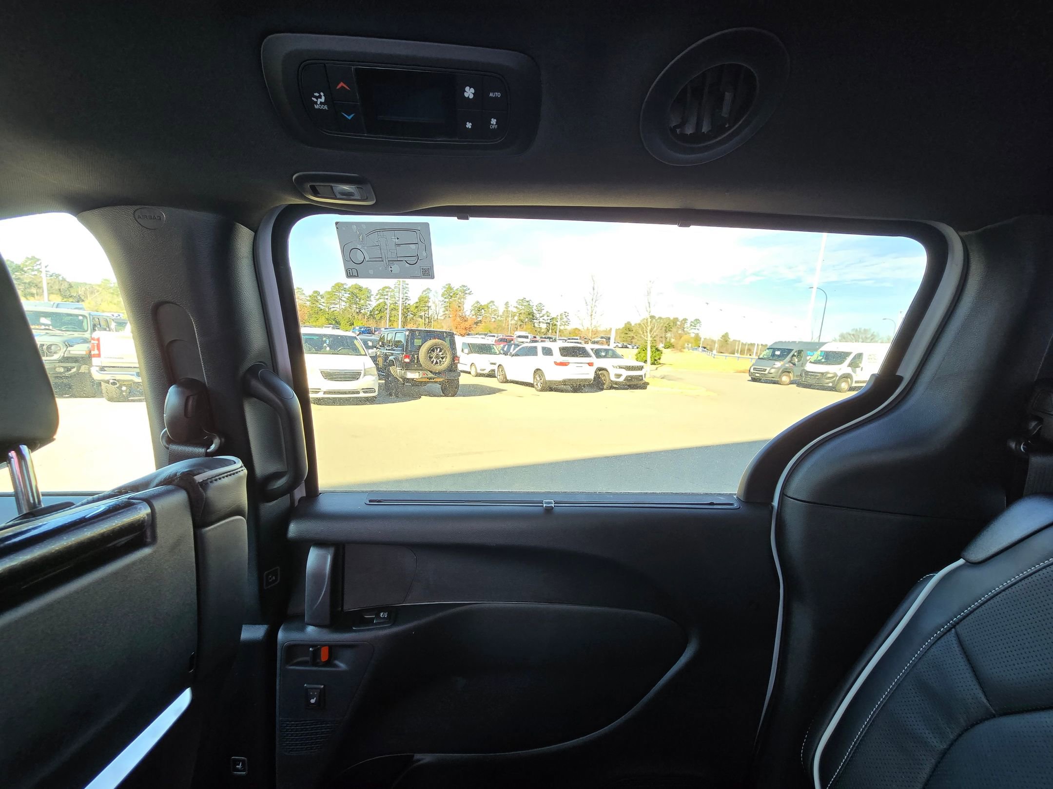 New 2026 Chrysler Pacifica Limited w/ Uconnect Theater Family Group image 26