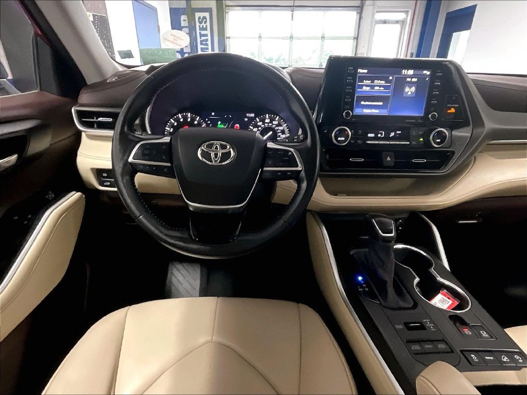 Used 2021 Toyota Highlander XLE AWD/4WD image 17