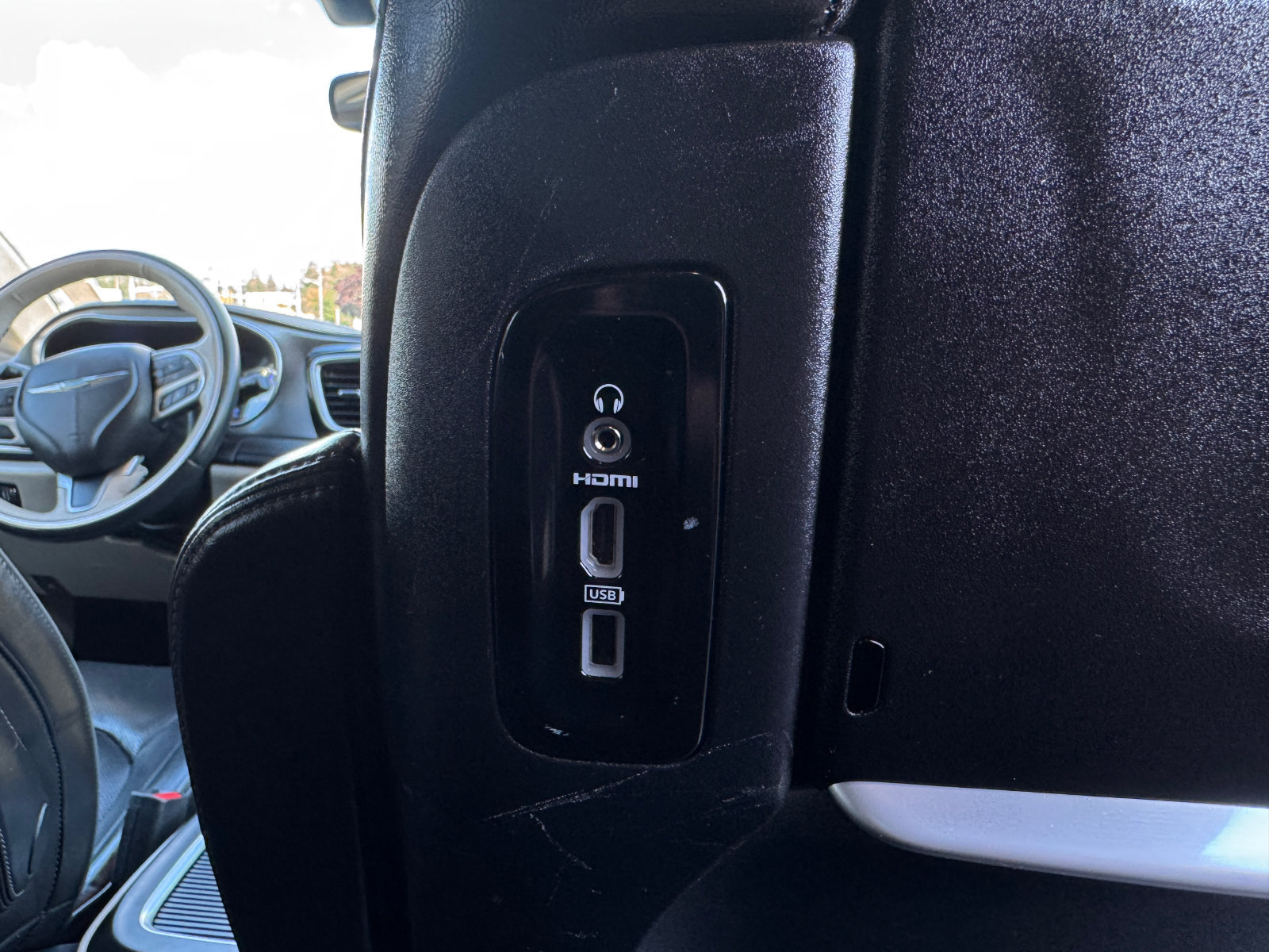 Used 2019 Chrysler Pacifica Limited w/ Advanced Safetytec Group FWD image 24