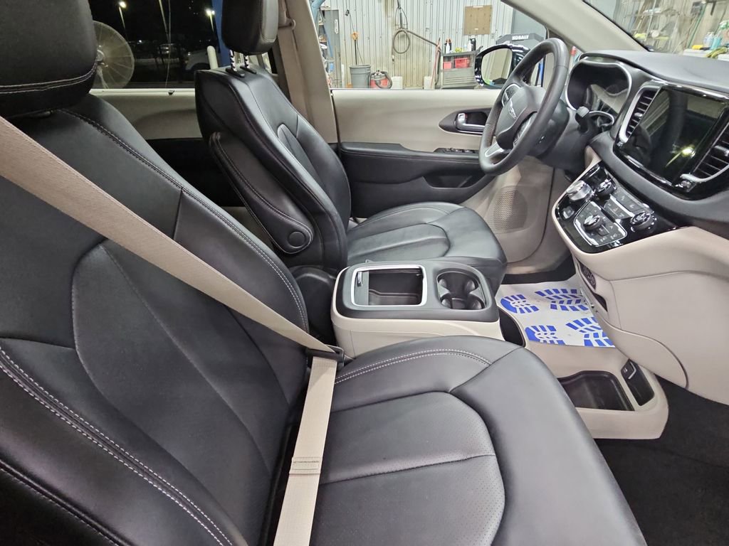 Used 2024 Chrysler Pacifica Touring-L image 10