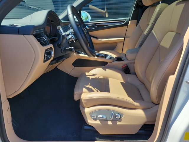 Certified 2023 Porsche Macan AWD/4WD image 5