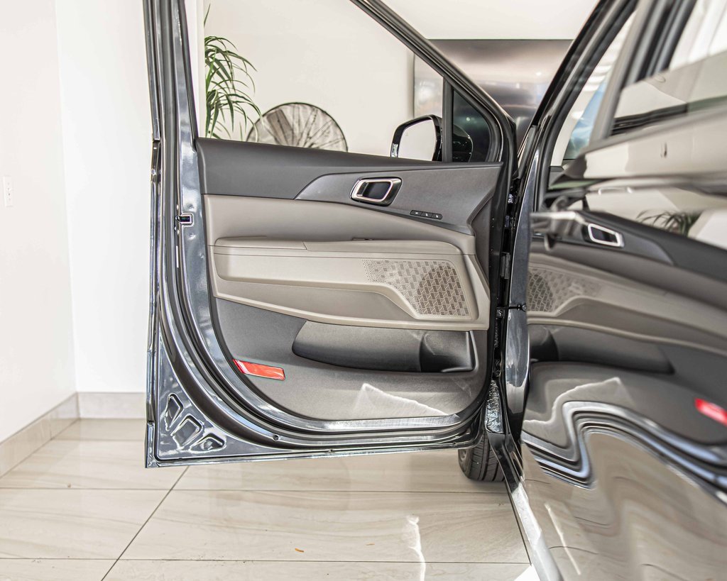 Used 2025 Kia Carnival EX image 32