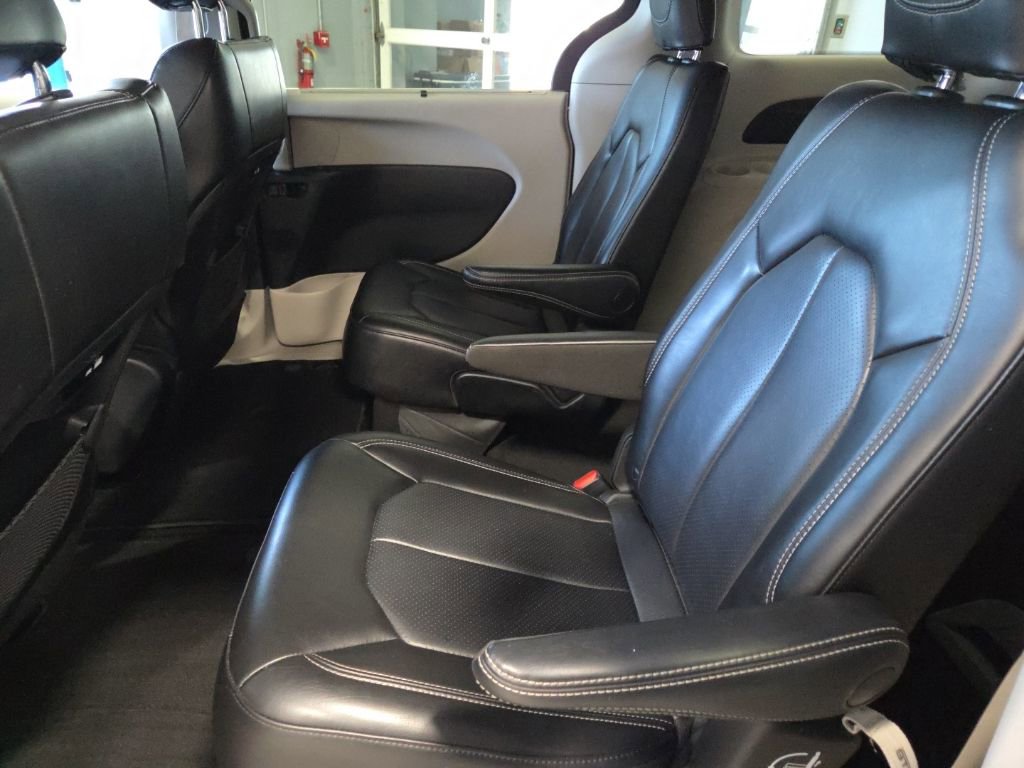 Used 2023 Chrysler Pacifica Touring-L image 14