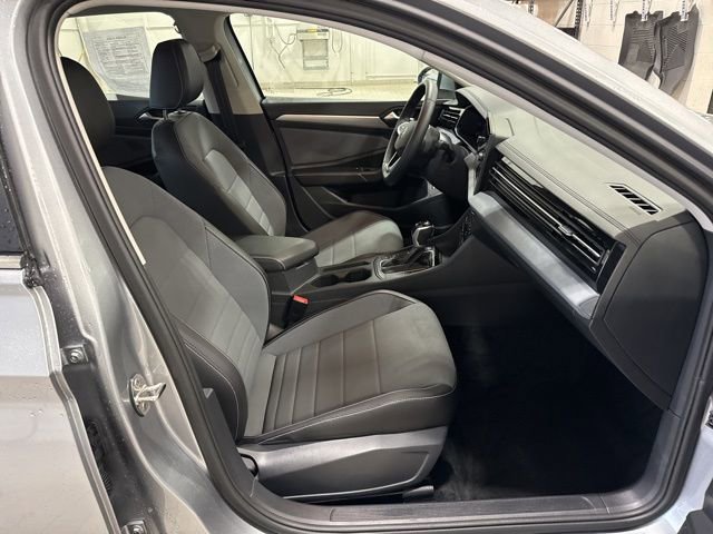 Certified 2025 Volkswagen Jetta SE FWD image 21
