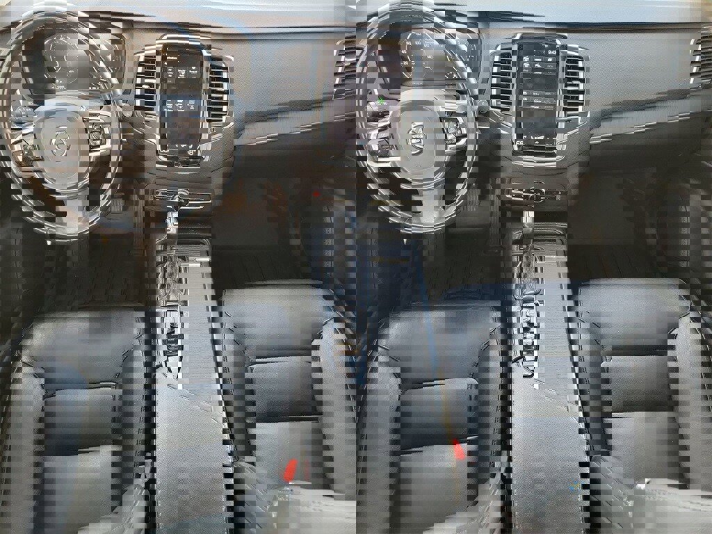 Used 2020 Volvo XC90 T5 Momentum w/ Protection Package image 14