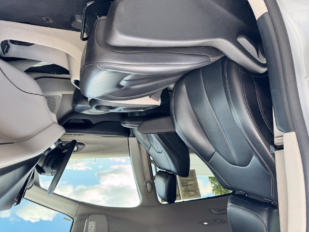 Used 2023 Chrysler Pacifica Touring-L FWD image 10