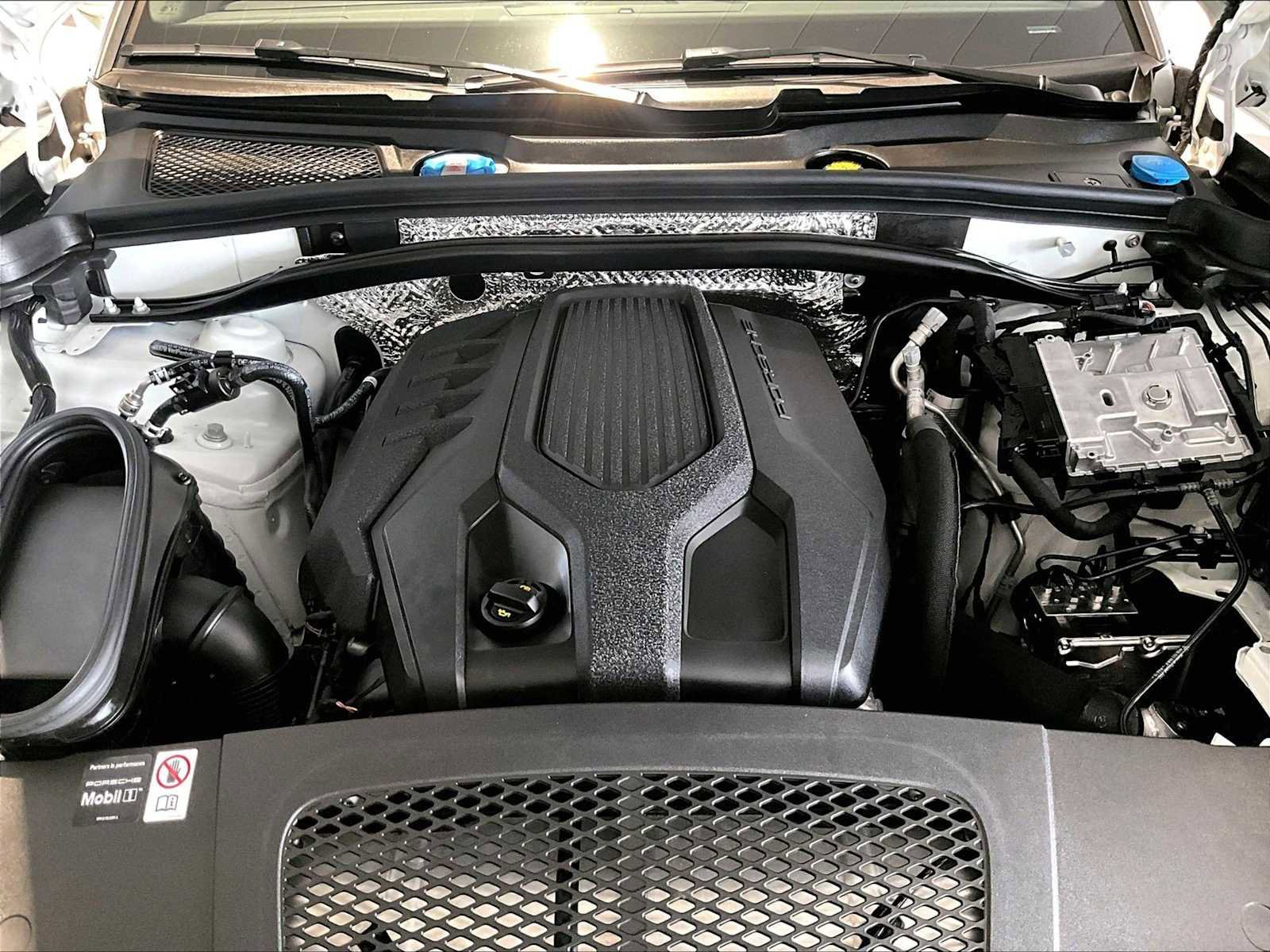 Used 2025 Porsche Macan image 24