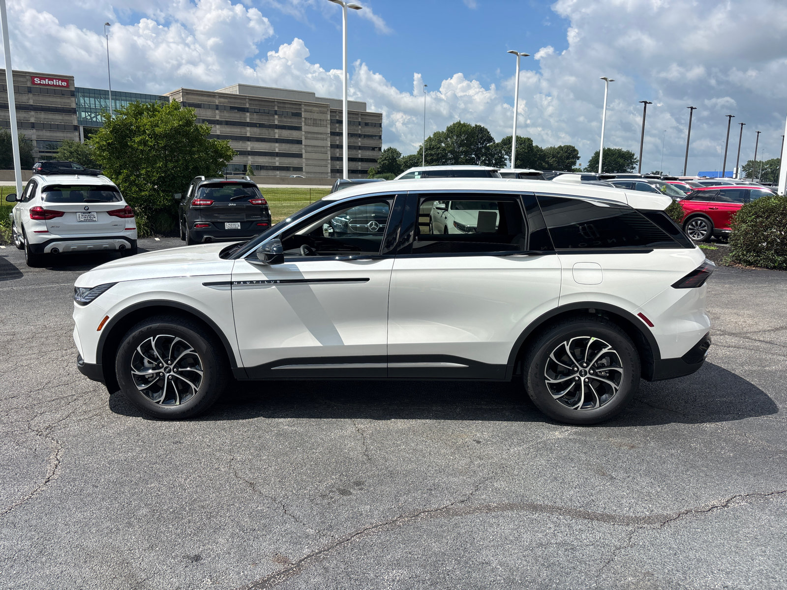 New 2026 Lincoln Nautilus Premier AWD/4WD image 4