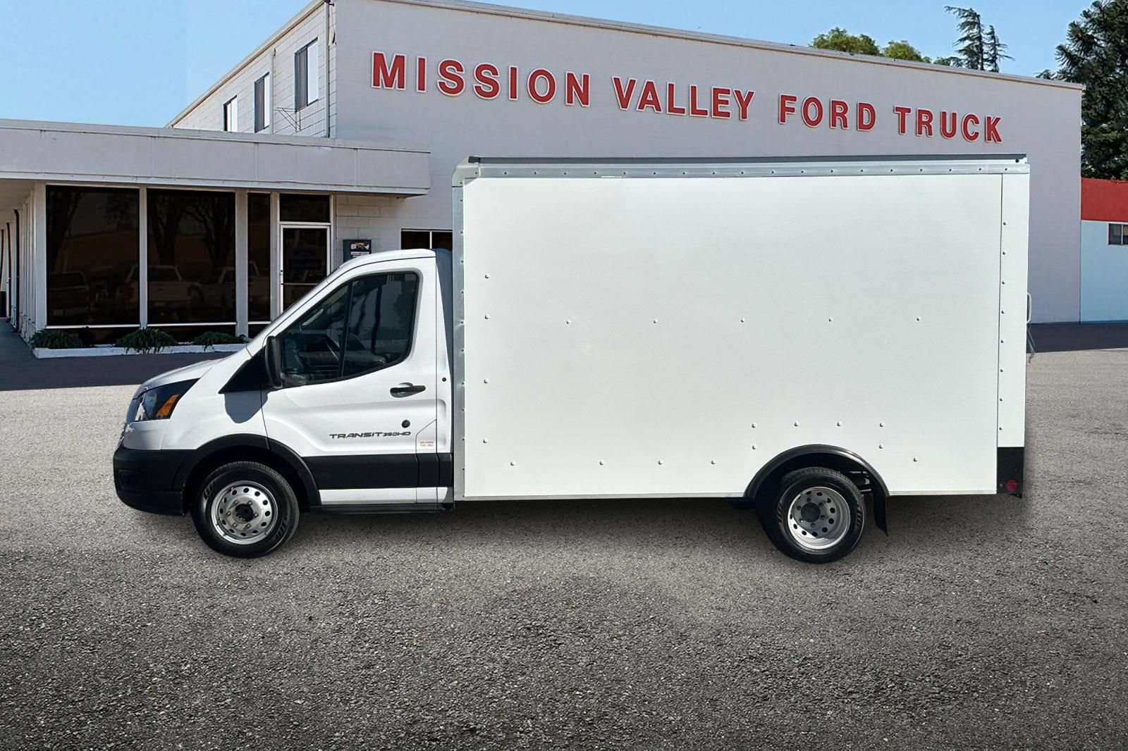 Used 2023 Ford Transit 350 DRW RWD image 7