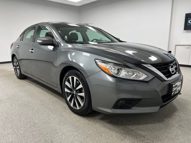 Used 2017 Nissan Altima 2.5 SL w/ Moonroof Package image 2