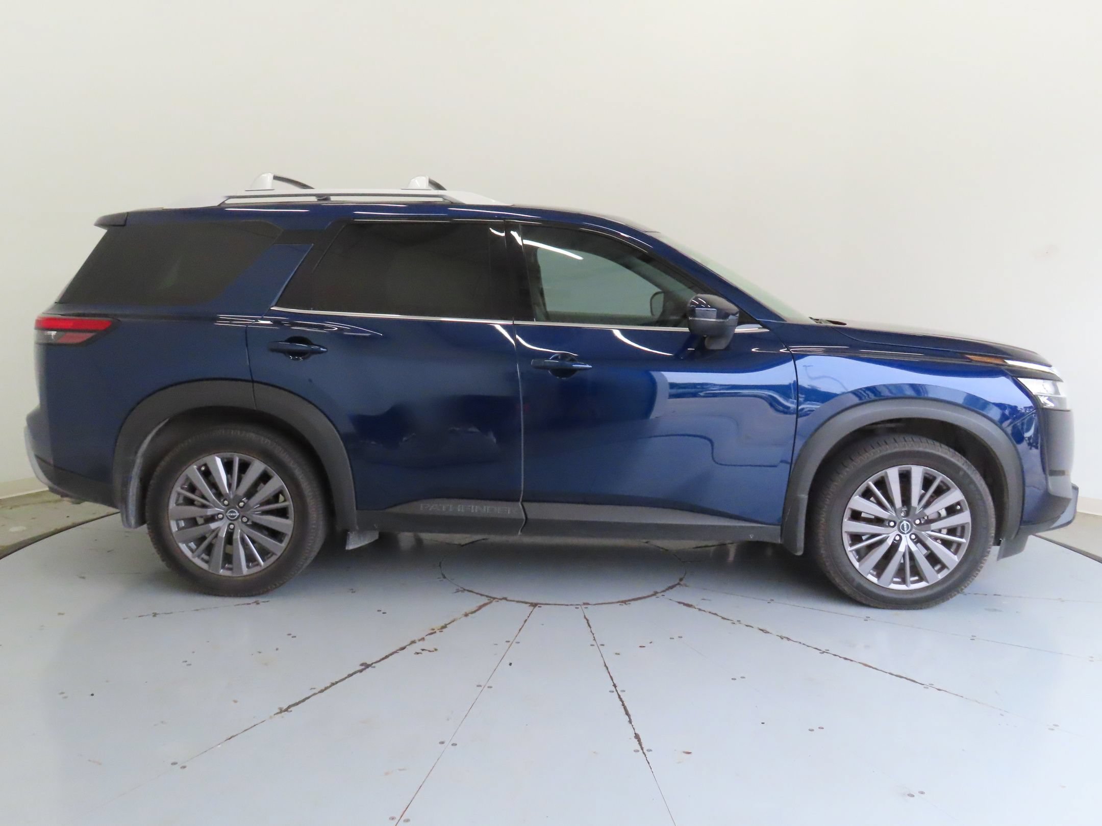 Used 2023 Nissan Pathfinder SL w/ SL Premium Package FWD image 2