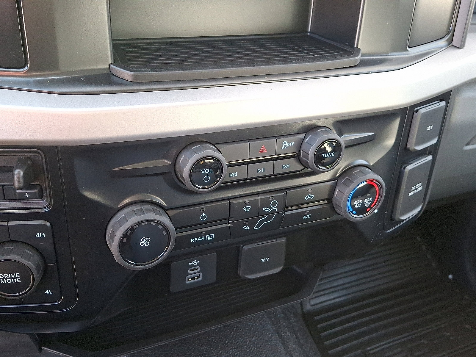 New 2025 Ford F550 4x4 Supercab Super Duty image 8