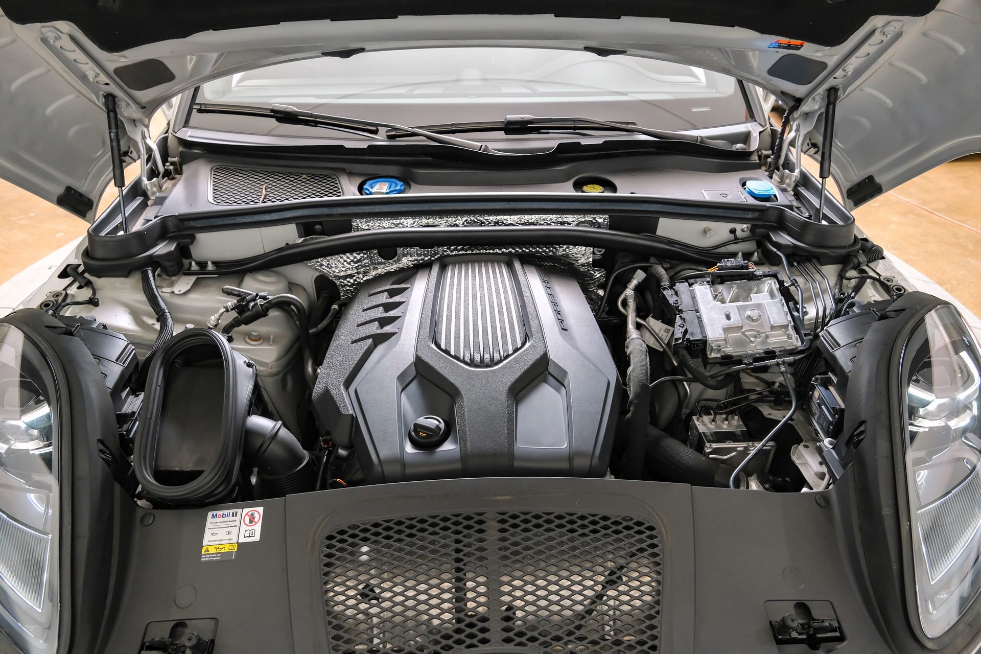 Used 2023 Porsche Macan AWD/4WD image 56