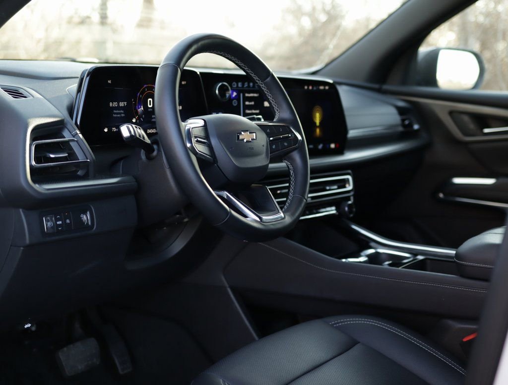 Used 2025 Chevrolet Traverse LT image 9