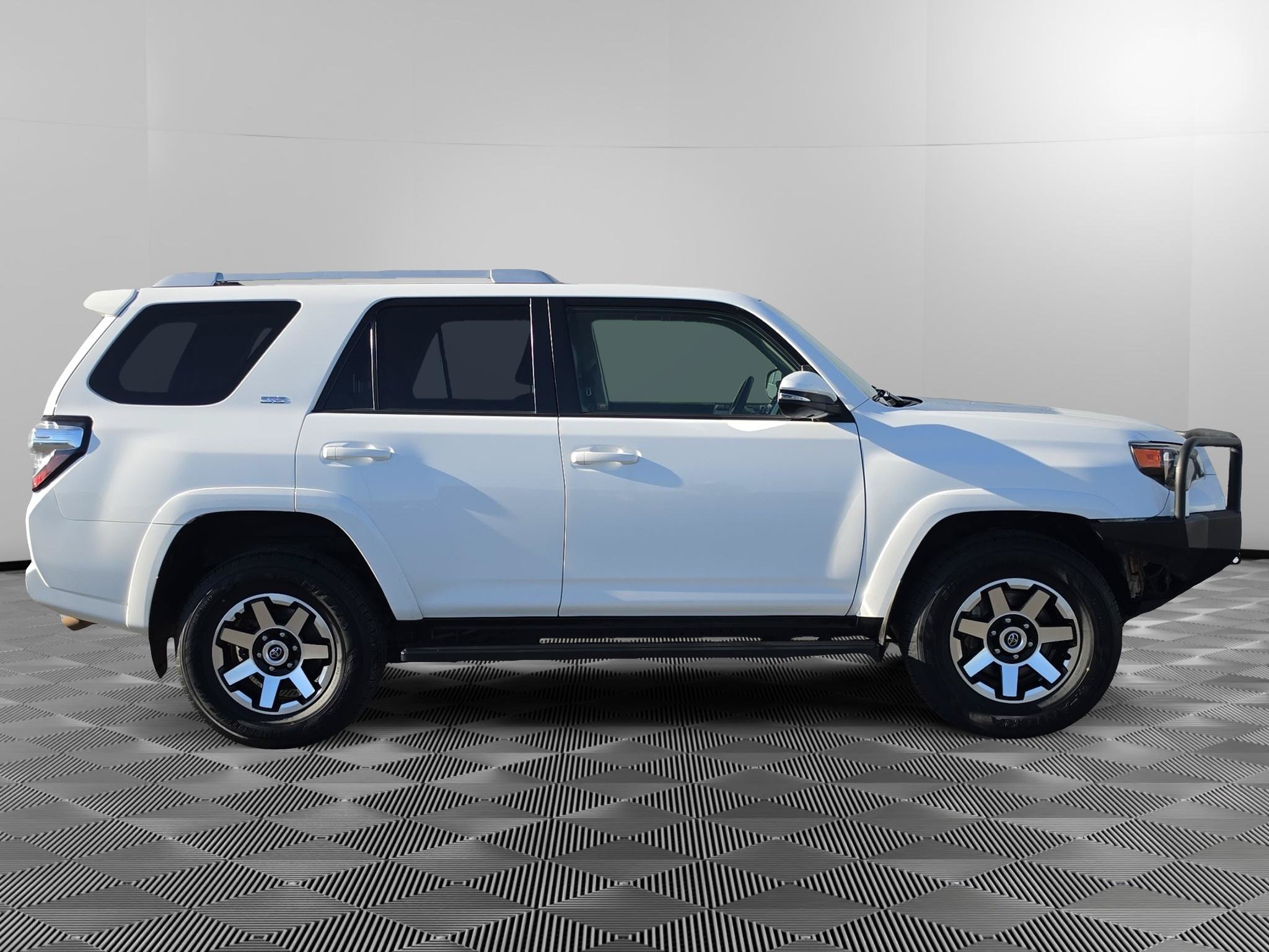 Used 2018 Toyota 4Runner SR5 Premium AWD/4WD image 2