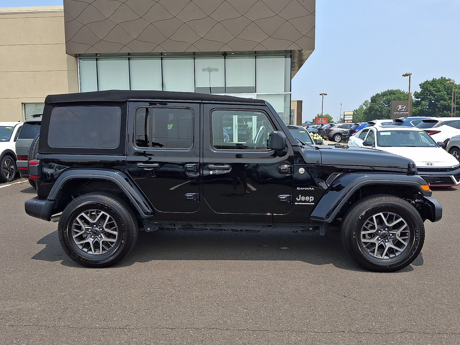 Used 2024 Jeep Wrangler Unlimited Sahara w/ Technology Group AWD/4WD image 7