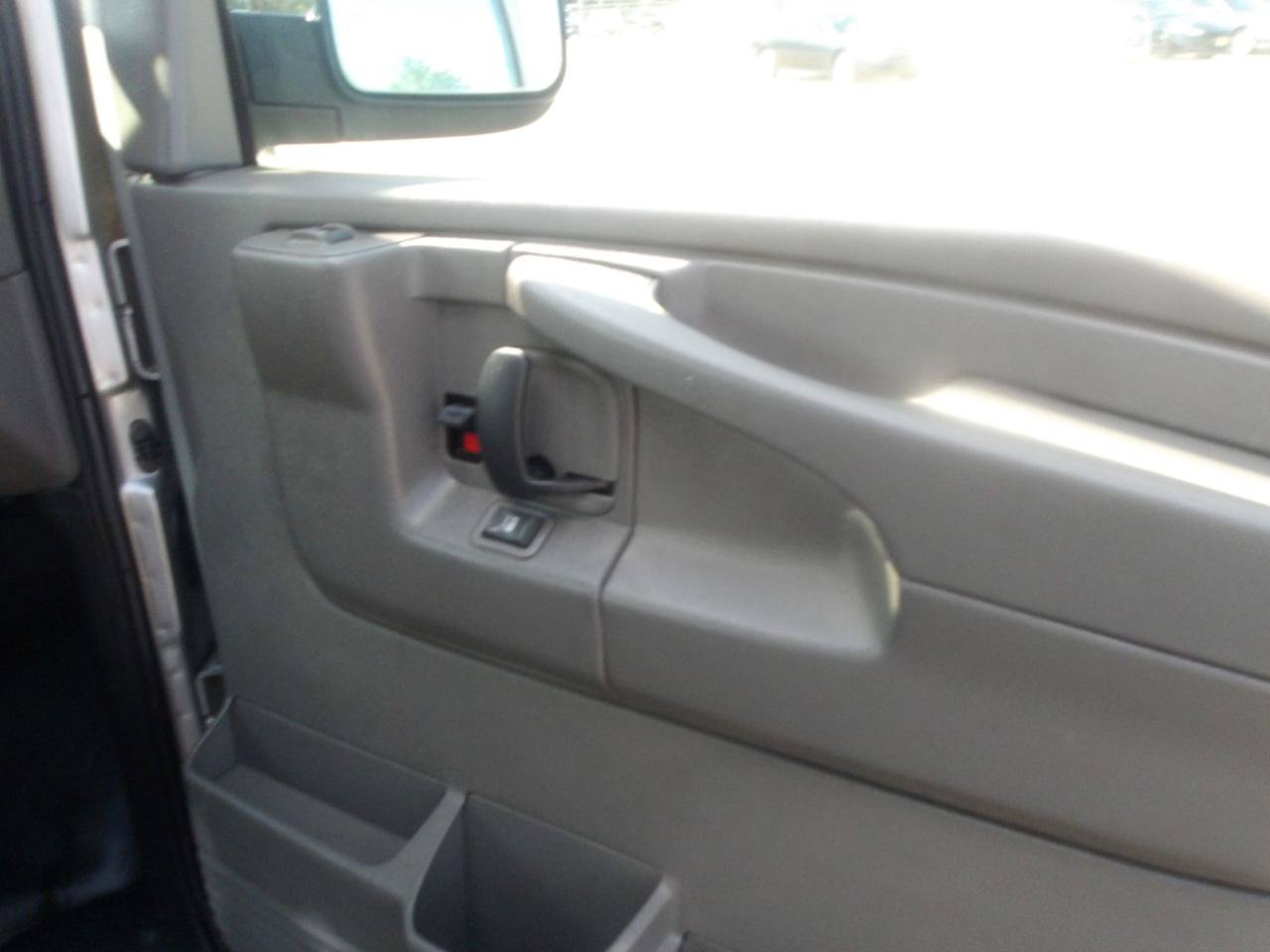 Used 2007 Chevrolet Express 2500 Passenger w/ Power and Light Package RWD image 7