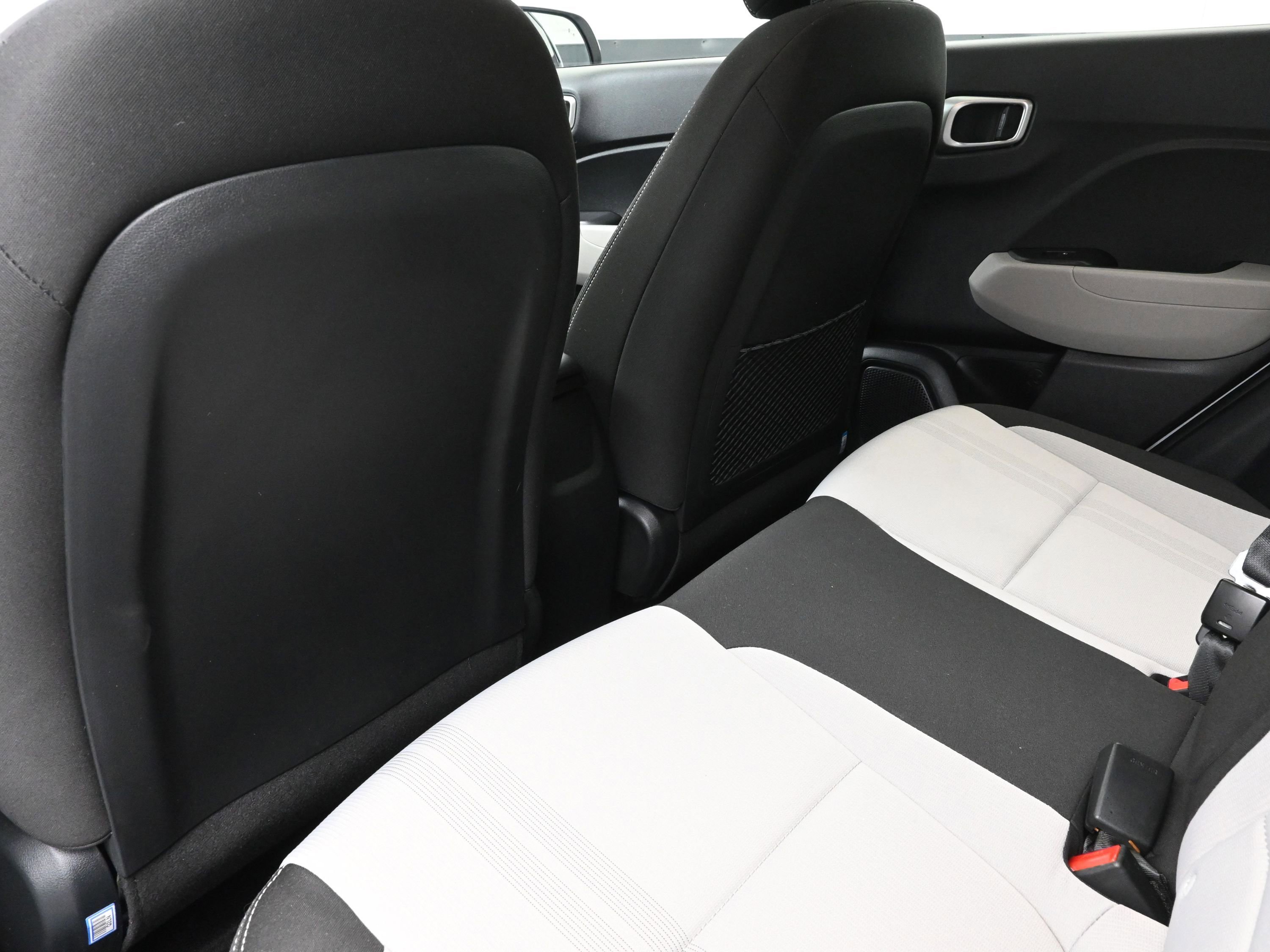 Certified 2022 Hyundai Venue SEL image 21