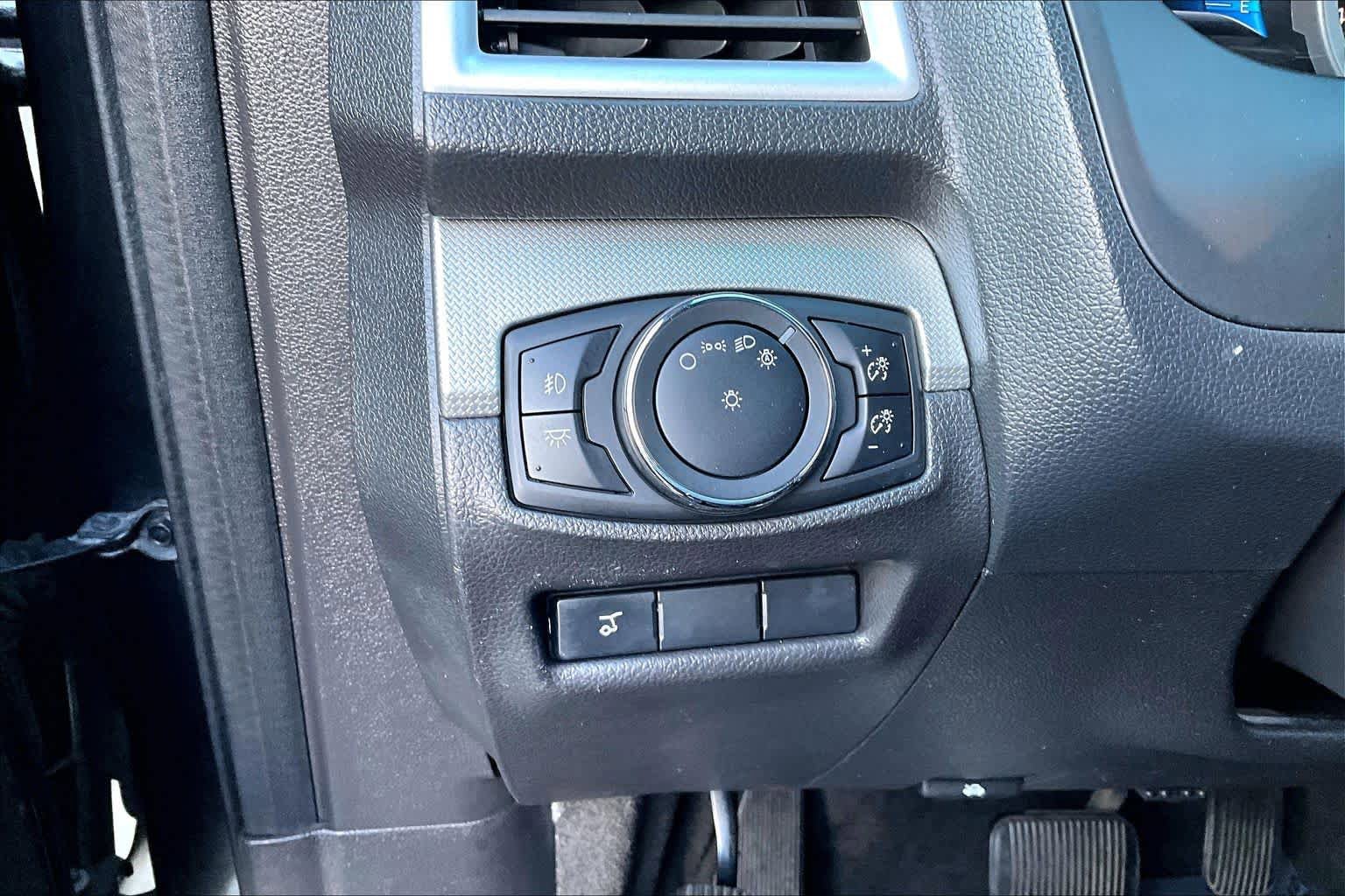 Used 2015 Ford Explorer XLT w/ Equipment Group 202B FWD image 34