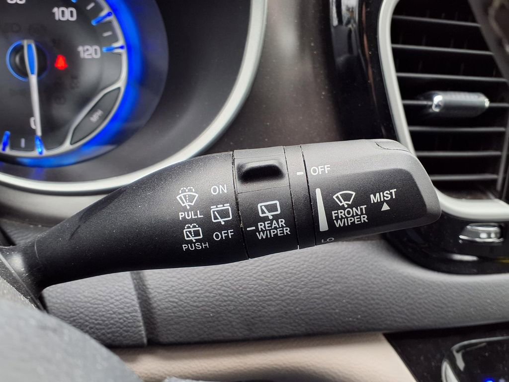 Used 2024 Chrysler Pacifica Touring-L image 21