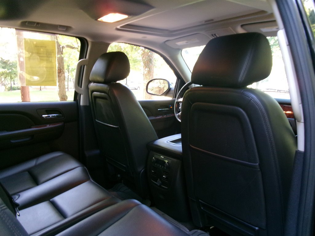 Used 2013 Chevrolet Avalanche LTZ RWD image 25