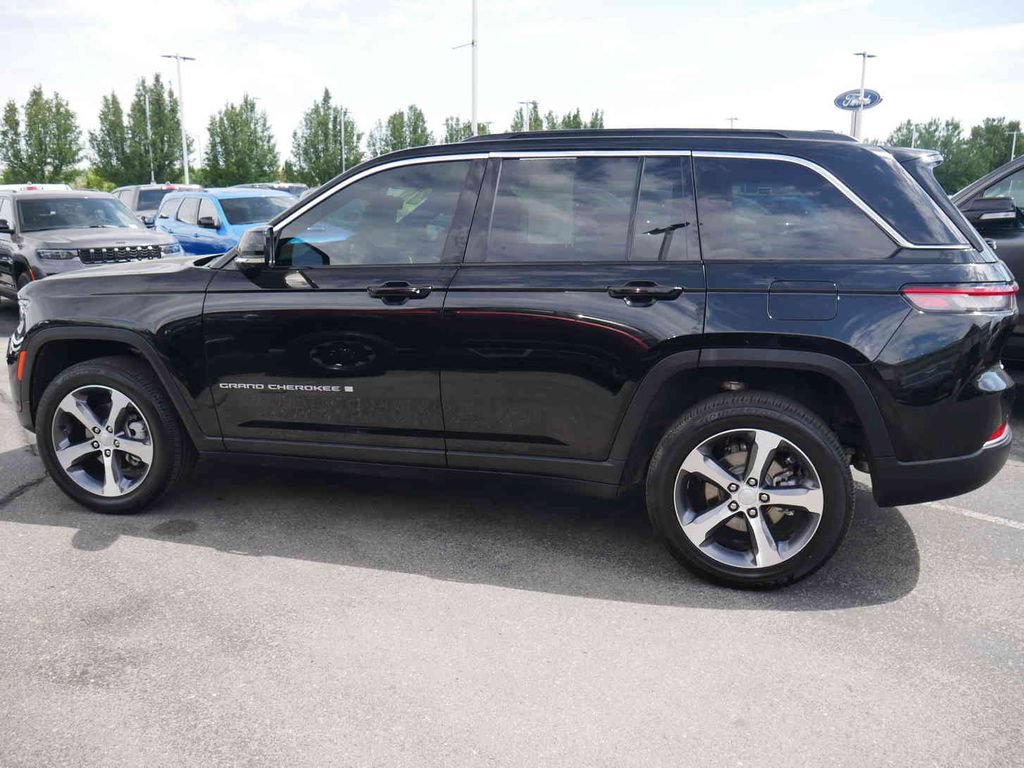 Certified 2025 Jeep Grand Cherokee Limited w/ Luxury Tech Group II AWD/4WD image 17