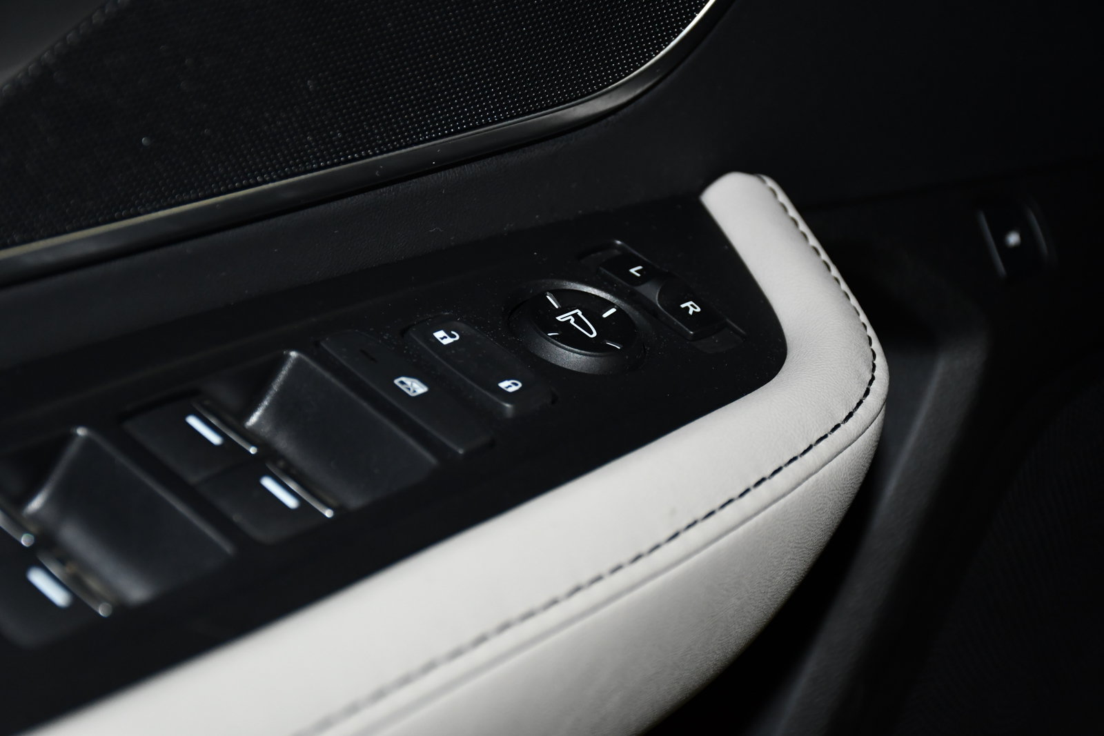 Used 2025 Acura RDX SH-AWD image 32