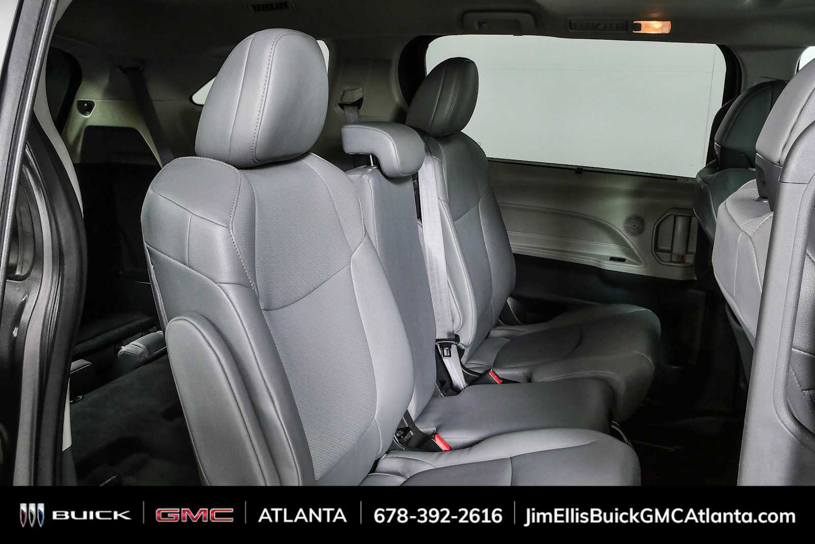 Used 2024 Toyota Sienna XLE FWD image 21