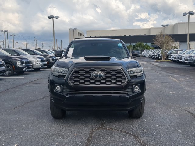 Used 2022 Toyota Tacoma TRD Sport w/ TRD Premium Sport Package AWD/4WD image 3