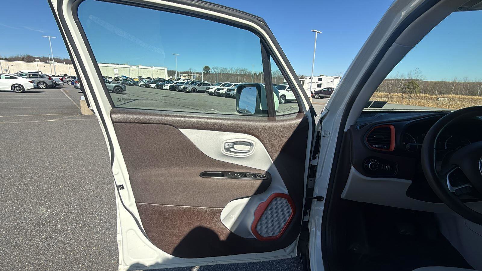 Used 2015 Jeep Renegade Latitude w/ Cold Weather Group image 25