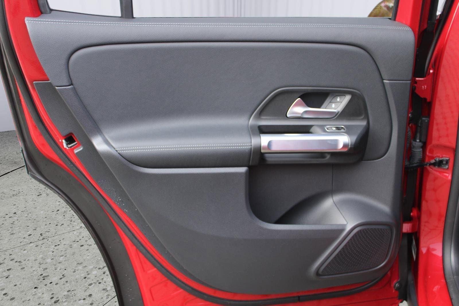 Used 2023 Mercedes-Benz EQB 300 4MATIC image 39