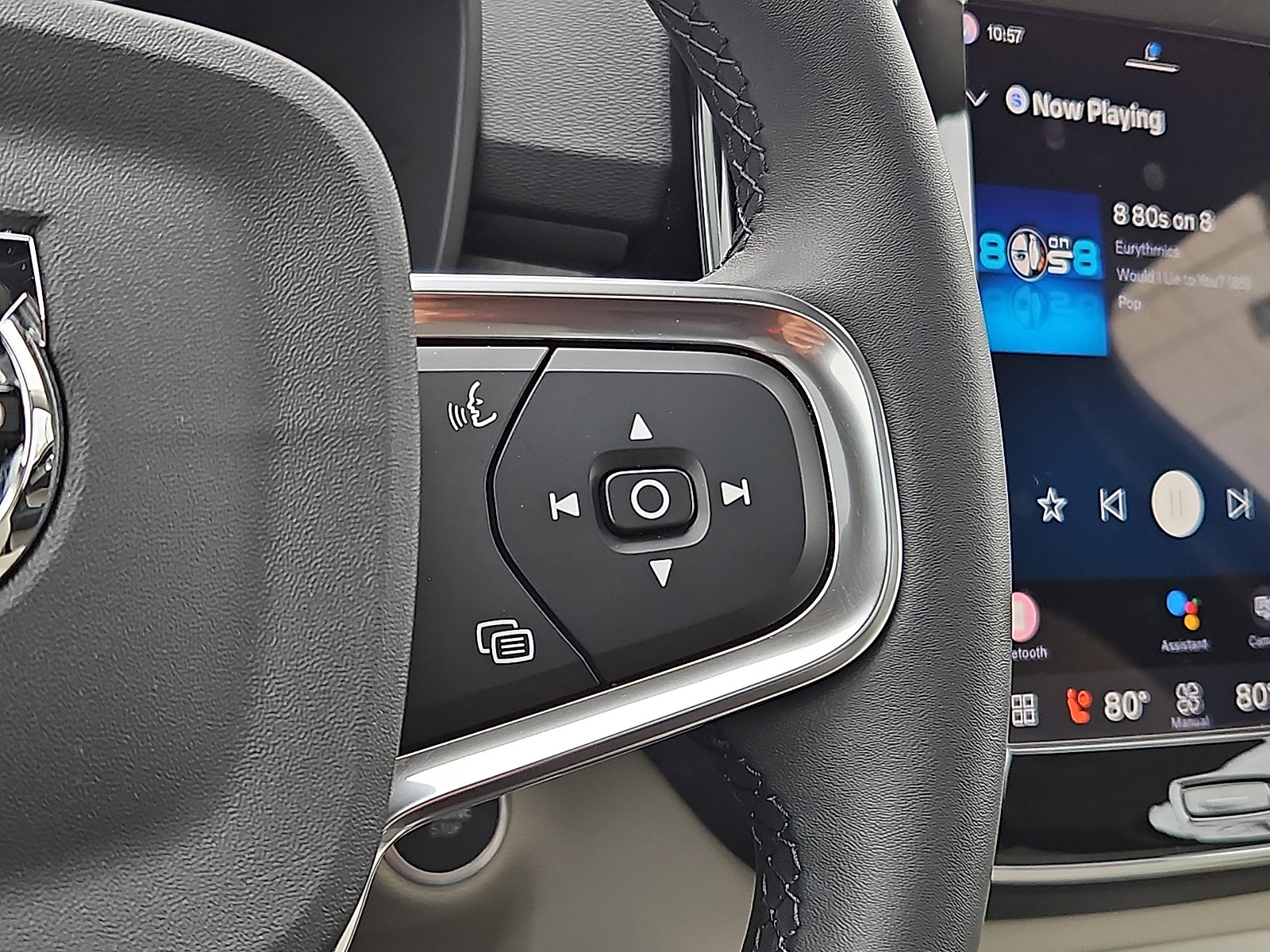 Certified 2023 Volvo XC40 B5 Ultimate w/ Protection Package Premier image 23