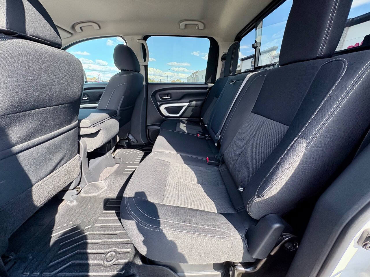 Used 2018 Nissan Titan SV AWD/4WD image 21