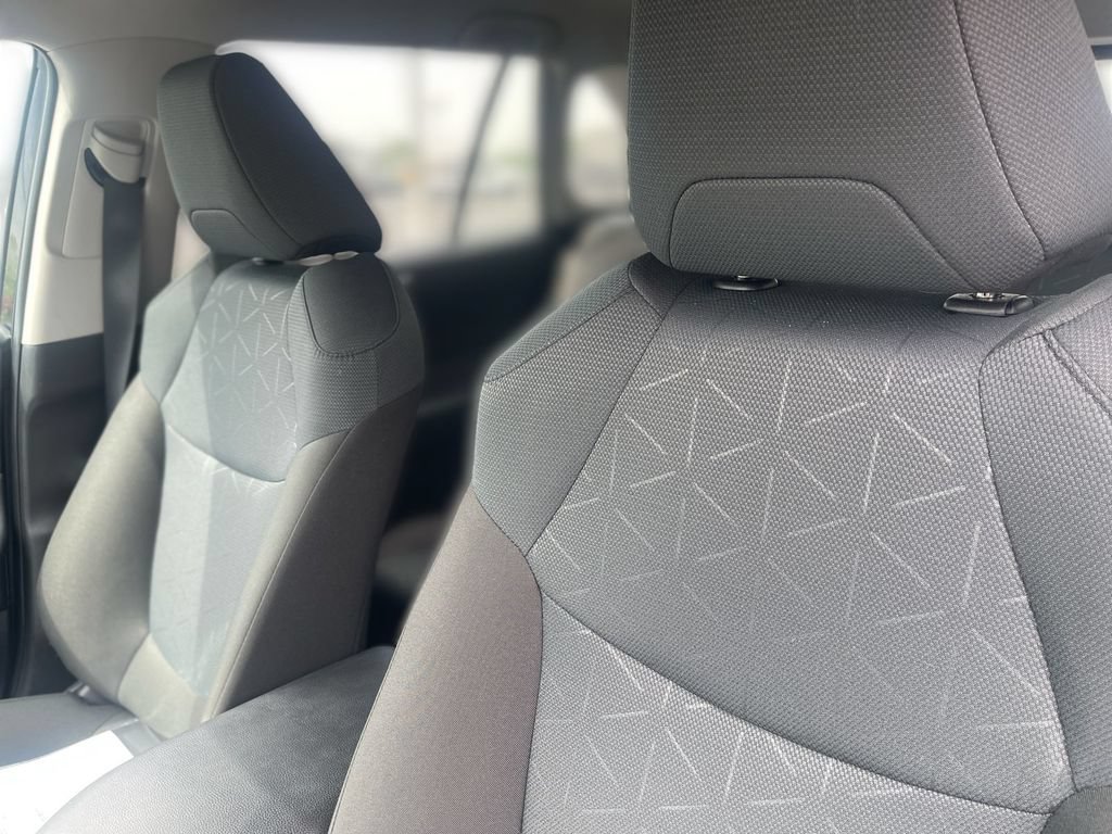 Used 2025 Toyota RAV4 XLE FWD image 16